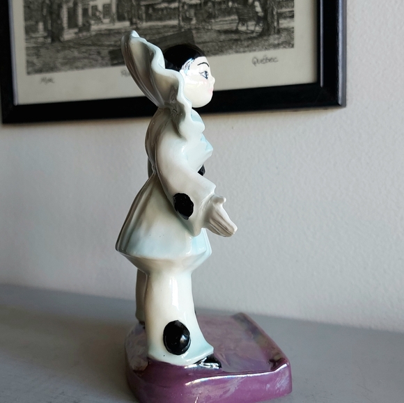 Pierrot Harlequin clown standing on a rectangular base. - Picture 5 of 7